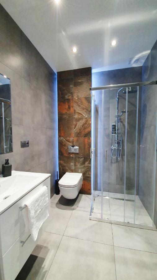 Modern Apartment In The City Center Katowice Esterno foto